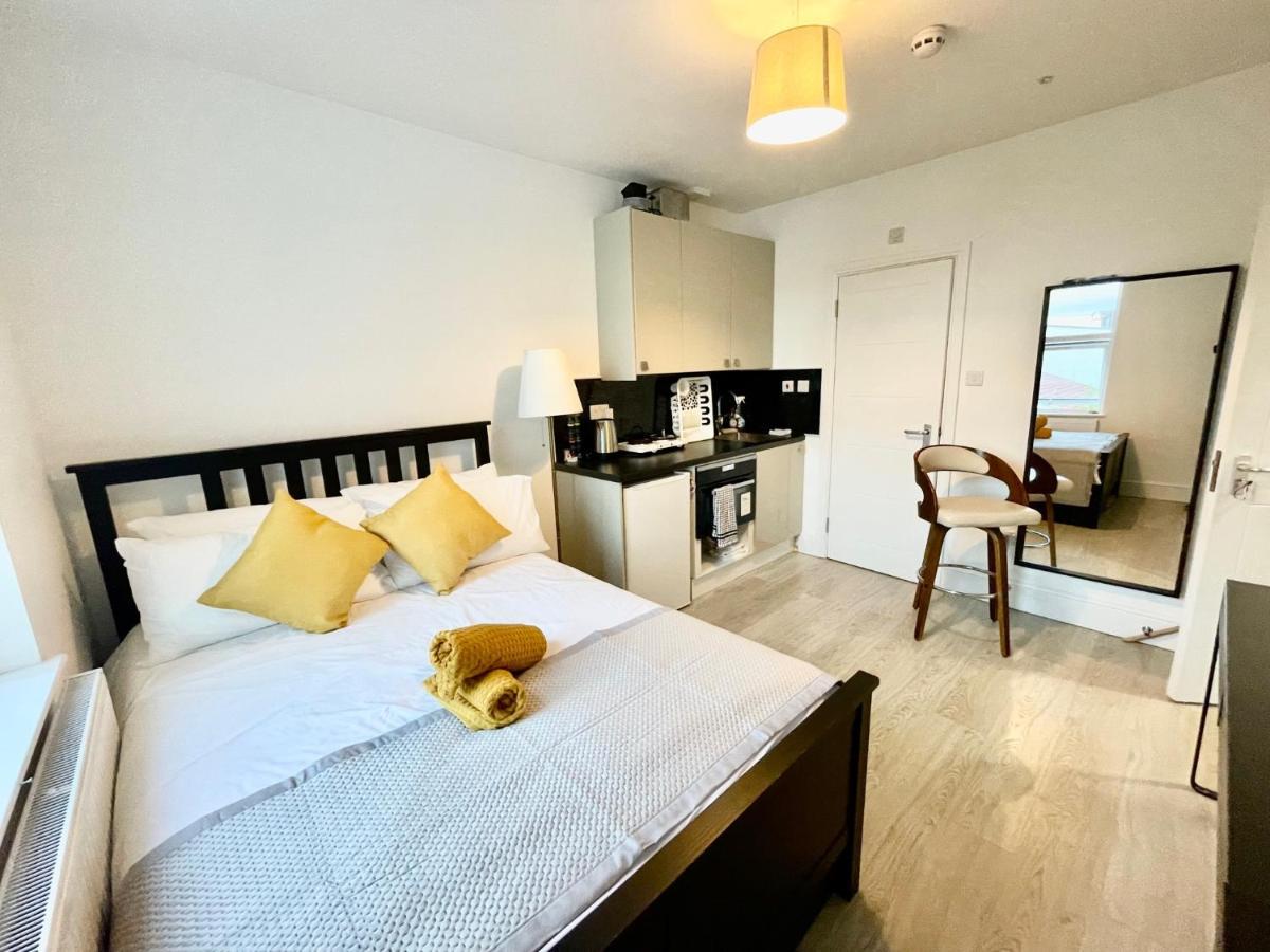 Lovely Self Contained Studio Now Available Londra Dış mekan fotoğraf